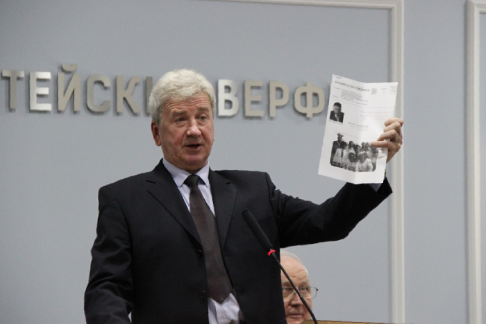 Сергей Смазнов демонстрирует обращение к В. Жириновскому