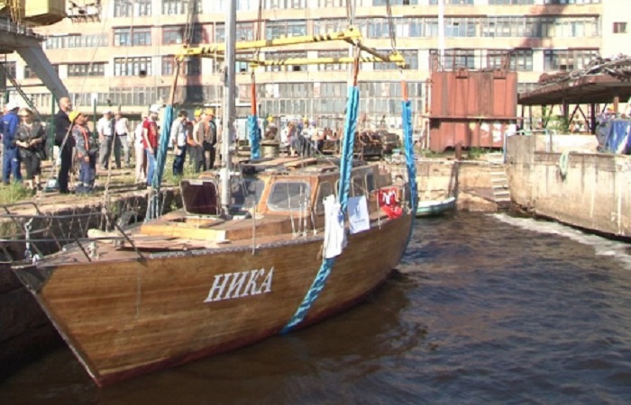 Выборгский СЗ спустил на воду после ремонта деревянную яхту 
