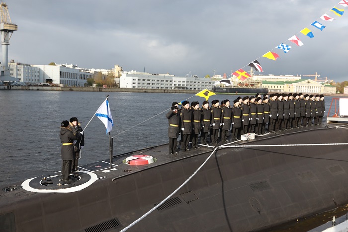 Поднятие Военно-морского флага на ДЭПЛ "Волхов"