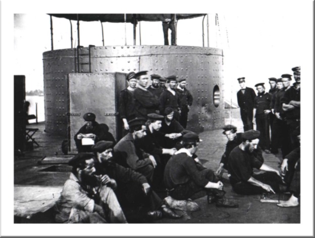 Экипаж броненосца USS Monitor отдыхает на палубе корабля