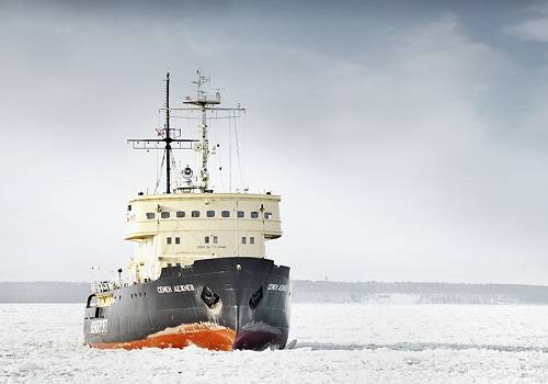 Время колоть лед: в Финском заливе начали работу 'Семен Дежнев' и 'Капитан Измайлов'