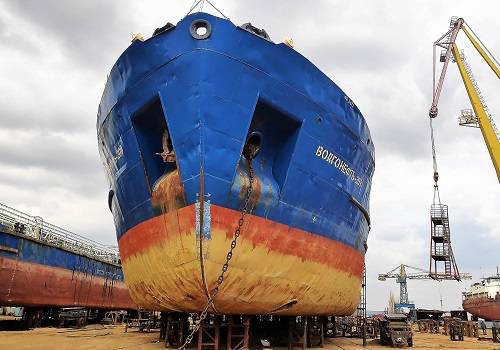 ССРЗ 'Мидель' проводит ремонт танкера 'Волготанкер-209'