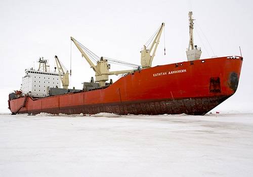 Теплоход 'Капитан Данилкин' доставил грузы на базу 'Арктический трилистник'