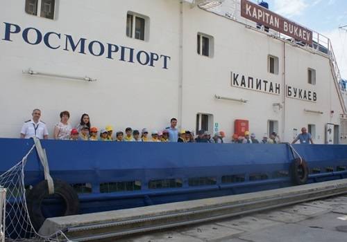 'Росморпорт' организовал экскурсию на ледокол для школьников