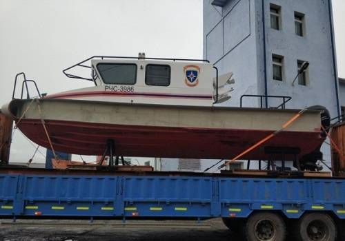 Магаданские спасатели получили новый катер
