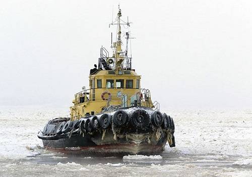 Буксиры Тихоокеанского флота расчищают фарватеры от льдин