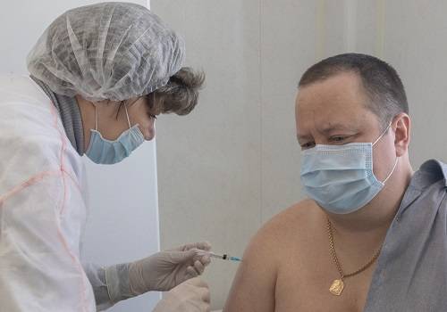 Генеральный директор 10 СРЗ Евгений Зудин сделал прививку от коронавируса