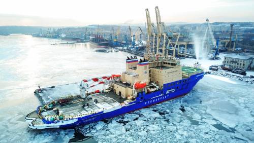 Ледокол 'Новороссийск' пришел в порт Ванино