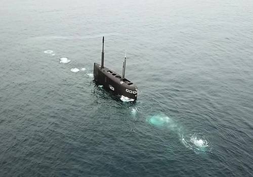 Подводная лодка 'Колпино' погрузилась более чем на 200 м