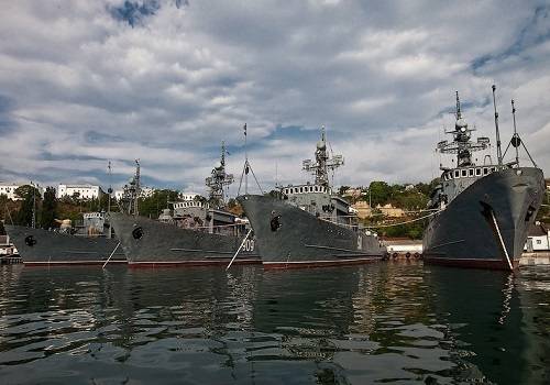 Военнослужащие Черноморского флота продезинфицировали Крымскую военно-морскую базу