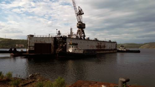 На судоремонтный завод в Мурманской области отбуксировали крупный плавучий док