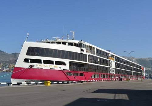 Круизное пассажирское судно 'Мустай Карим' осуществляет круиз по Азову и Чёрному морю