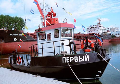 В Калининградской области заказчику передали рыболовный бот нового проекта
