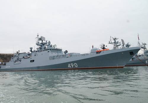 'Адмирал Эссен' отработал отражение условной воздушной атаки в Черном море