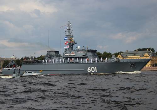 Корабль ПМО 'Иван Антонов' движется через черноморские проливы в Севастополь