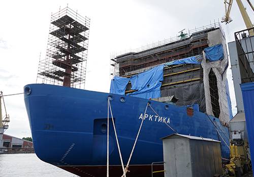 Ледокол 'Арктика' приобретает цвета российского триколора