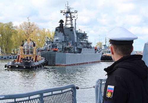 Корвет 'Бойкий' и БДК 'Минск' выполнили задачи в Балтийском море