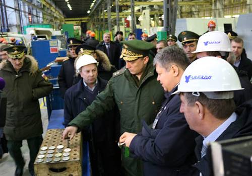 Замминистра обороны проверил изготовление двигателей и редукторов на заводе 'Звезда'
