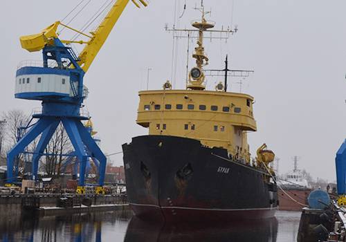 Военный ледокол 'Буран' защитит Петербург от наводнения