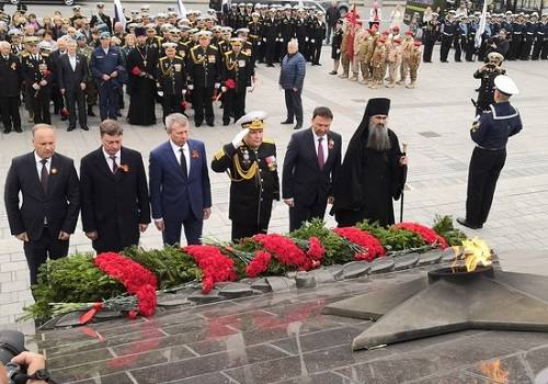 Командующий ТОФ и руководство Приморского края возложили венки к мемориалу 'Боевая слава Тихоокеанского флота'