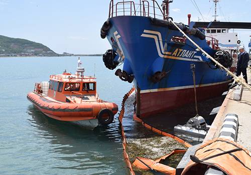 В морском порту Зарубино отработали ликвидацию разлива нефтепродуктов