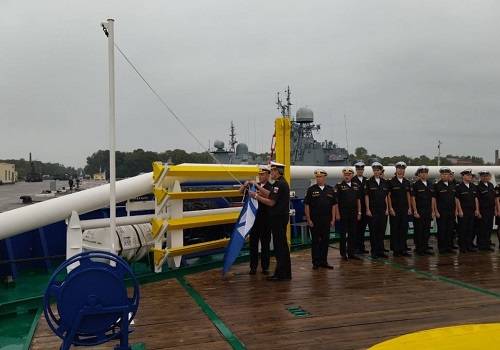 В Кронштадте прошла церемония подъема флага на судне тылового обеспечения 'Всеволод Бобров'