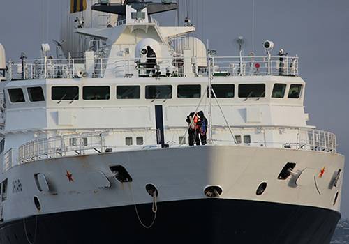 Главком ВМФ прибыл в Североморск для встречи судна 'Янтарь'
