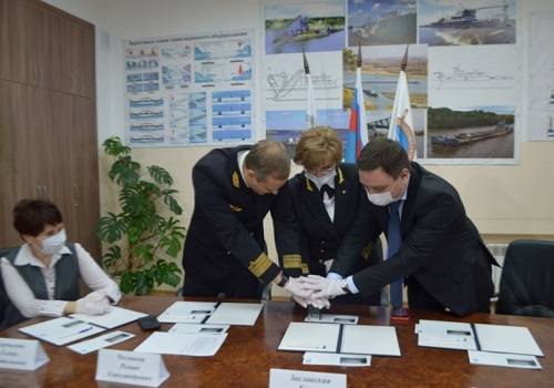Столетие Омского института водного транспорта отметили спецгашением почтовых конвертов