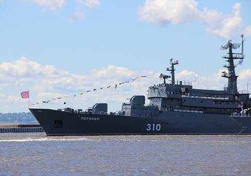 Учебный корабль 'Перекоп' примет на борт 110 курсантов Калининградского ВУНЦ ВМФ