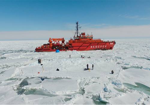 'Спасатель Кавдейкин' выполняет ледовые проводки в порты Ванино и Советская Гавань
