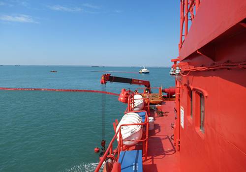 Спасатели отработали ликвидацию разлива нефти в порту Кавказ