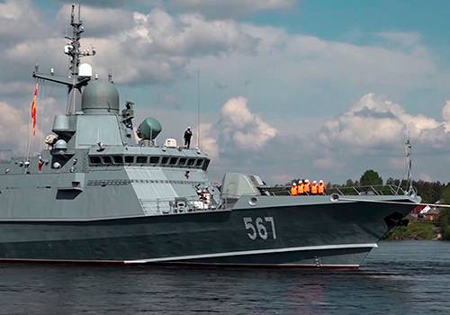 Участники военно-морского парада взяли курс на Санкт-Петербург