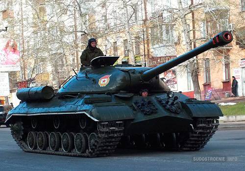 На КМЗ отремонтировали двигатель В-11 танка ИС-3 ко Дню Победы