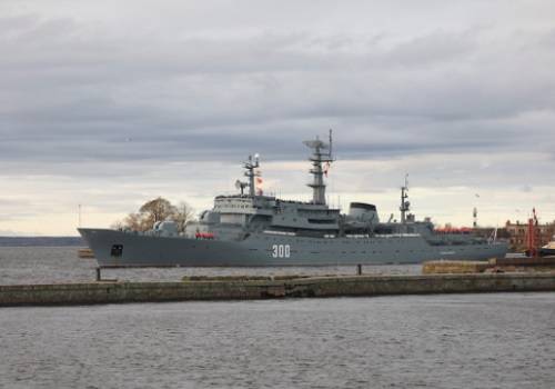 Учебный корабль ВМФ 'Смольный' вернулся в Кронштадт