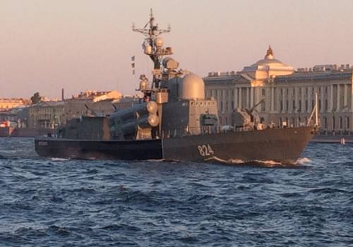 В Петербурге прошла тренировка перед главным военно-морским парадом