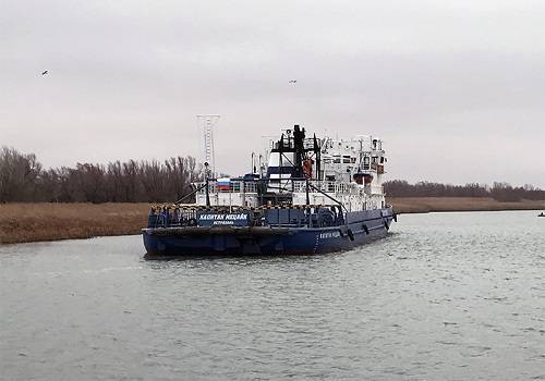 Ледокол 'Капитан Мецайк' снял с мели два судна в Волго-Каспийском канале