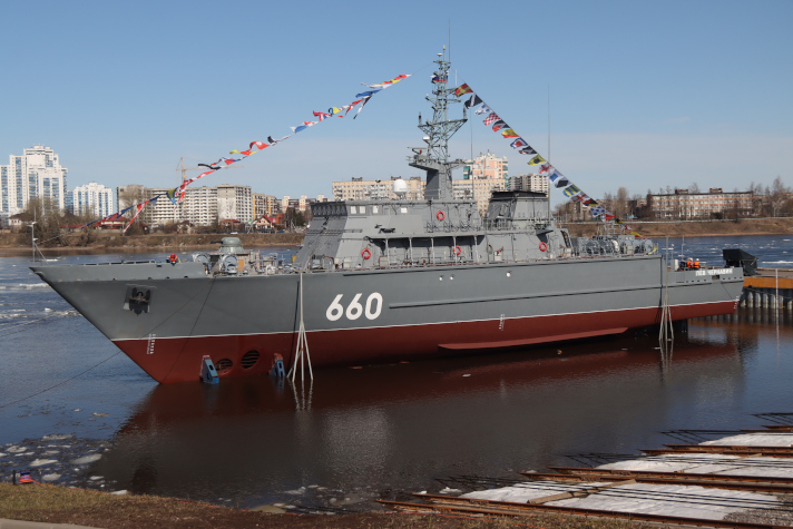 Корабль противоминной обороны 'Лев Чернавин' приступил к переходу из Кронштадта в Балтийск