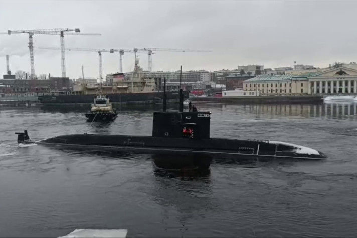 Подводная лодка 'Великие Луки' проходит скоростные и маневренные испытания на Балтике