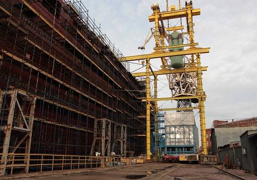 Балтийский завод погрузил на атомный ледокол 'Урал' ядерные реакторы