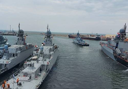 Каспийская флотилия вышла в море для проведения двустороннего командно-штабного учения