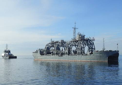 Спасательное судно 'Коммуна' перевозит глубоководный аппарат АС-28 в Крым