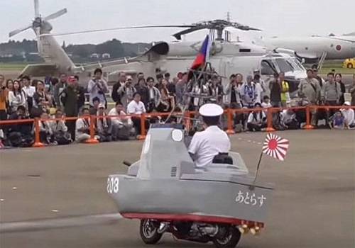 Япония провела парад кораблей-мотороллеров