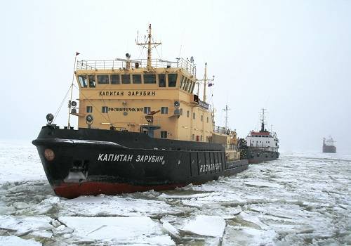 Ледокол 'Капитан Зарубин' начал работу в Большом порту Санкт-Петербург