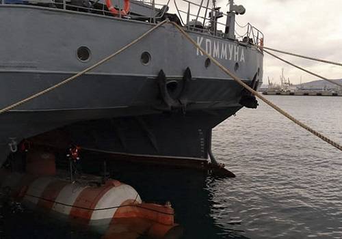 Спасательное судно 'Коммуна' погрузило на дно Черного моря аппарат АС-28