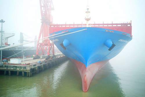 Первый китайский сверхкрупный контейнеровоз передан заказчику