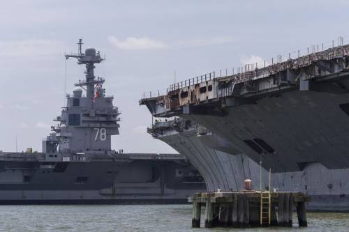 Флот США пополнится еще двумя атомными авианосцами