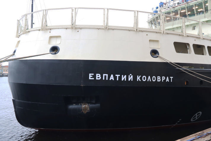 На Камчатке продолжаются государственные испытания ледокола 'Евпатий Коловрат'