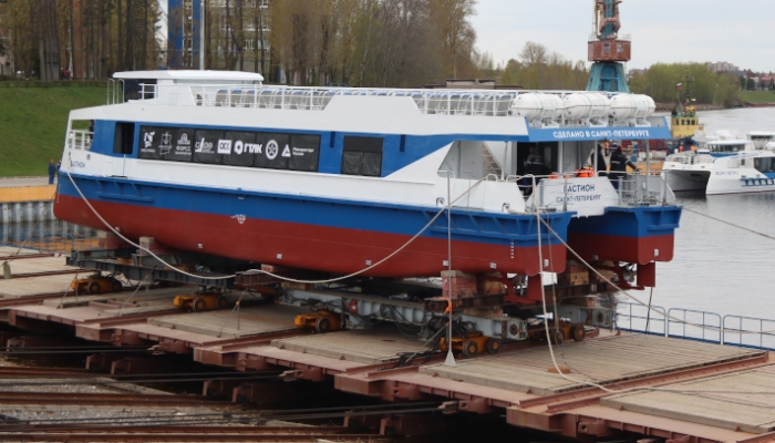 На Средне-Невском судостроительном заводе спустили на воду два катамарана для 'Острова фортов'