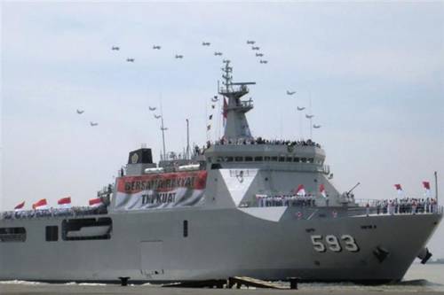 В Индонезии спустили на воду шестой десантный корабль-док KRI Semarang