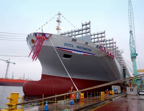 Последний из крупнейших контейнеровозов назвали 'OOCL Индонезия'